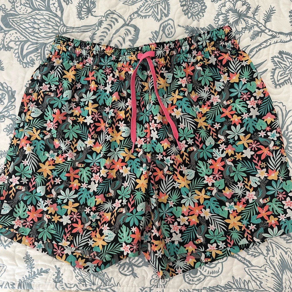 chubbies Black Tropical Floral Swim Trunks with Pink Drawstring - 5.5"